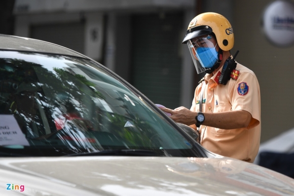 8 Nhieu Nguoi Quay Dau Xe Khi Thay Chot Kiem Soat Dich Tai Quan 3