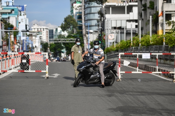 9 Nhieu Nguoi Quay Dau Xe Khi Thay Chot Kiem Soat Dich Tai Quan 3