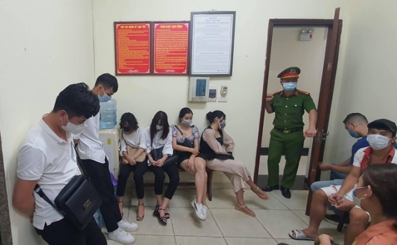 1 Phat 27 Thanh Nien Tu Tap Hat Karaoke O Ha Noi