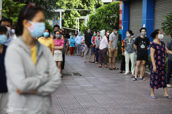 12 Nguoi Dan Tp Hcm Di Sieu Thi Theo Ngay Chan Le