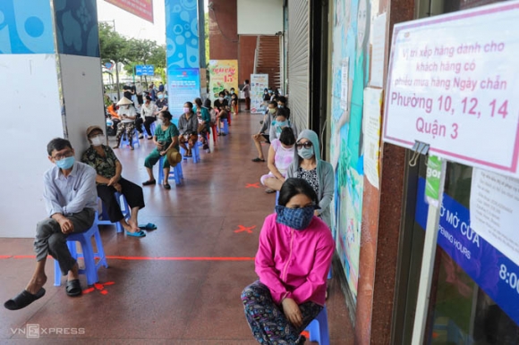 1 Nguoi Dan Tp Hcm Di Sieu Thi Theo Ngay Chan Le