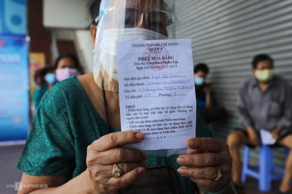 2 Nguoi Dan Tp Hcm Di Sieu Thi Theo Ngay Chan Le