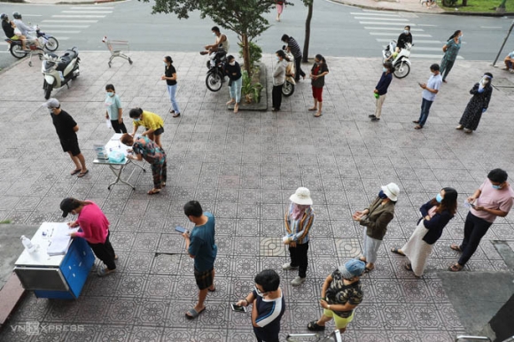 3 Nguoi Dan Tp Hcm Di Sieu Thi Theo Ngay Chan Le