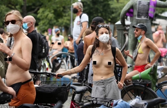 5 Phu Nu Nguc Tran Bieu Tinh Doi Quyen Tha Rong O Duc