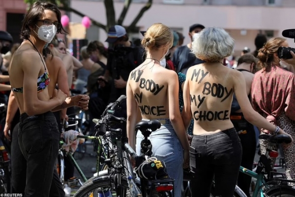 7 Phu Nu Nguc Tran Bieu Tinh Doi Quyen Tha Rong O Duc