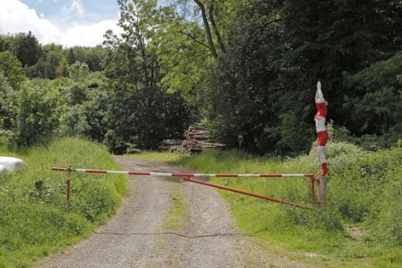 Đức: Mẫu nữ khỏa thân "tàng hình" giữa cảnh nông thôn