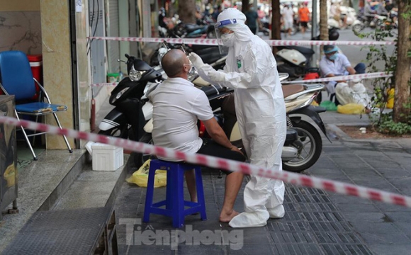 1 Vu F0 Nan Ni Nhan Vien Y Te Dua Me Va Em Di Cach Ly Thoi Diem Do 8 Ca Duong Tinh Van Dang Cho Xe Cuu Thuong