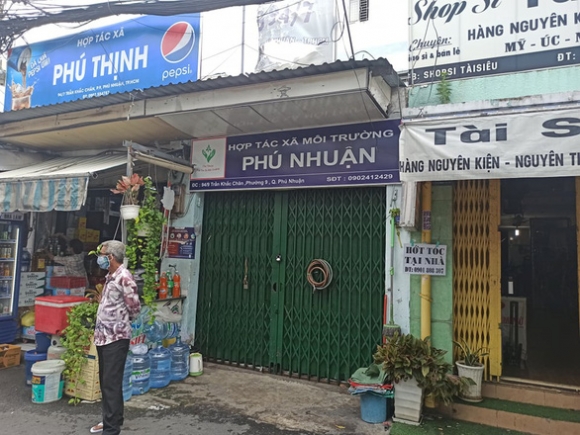 1 Phu Nhuan Xac Minh Vu Con Ra Duong So Bi Phat Ba Cap Giay Thong Hanh