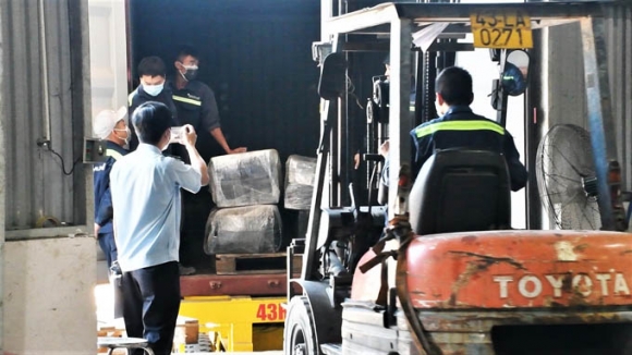 2 Hai Quan Da Nang Bat Container Sung Te Giac Xuong Dong Vat Nup Bong Go Nam Phi