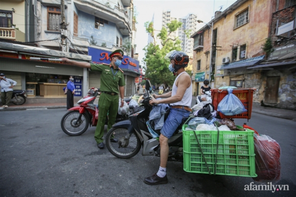 1 Ha Noi Ngay Dau Thuc Hien Cong Dien 15 Tieu Thuong Ngam Ngui Quay Xe Ngay Truoc Cong Cho Co Nguoi Rung Rung Nuoc Mat Hang Da Nhap Ve Biet Ban Di Dau
