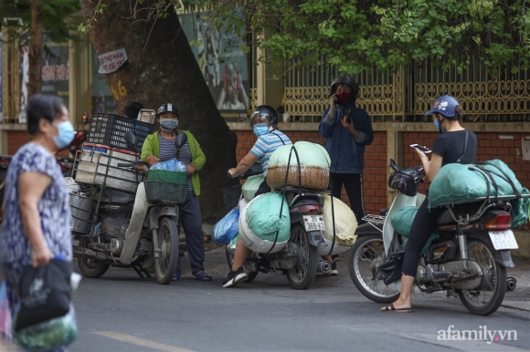 9 Ha Noi Ngay Dau Thuc Hien Cong Dien 15 Tieu Thuong Ngam Ngui Quay Xe Ngay Truoc Cong Cho Co Nguoi Rung Rung Nuoc Mat Hang Da Nhap Ve Biet Ban Di Dau