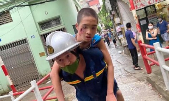 1 Canh Sat Khoan Tuong Giua 2 Nha Cuu Be Trai Bi Ket Gan 30 Tieng Dong Ho