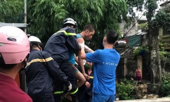 2 Canh Sat Khoan Tuong Giua 2 Nha Cuu Be Trai Bi Ket Gan 30 Tieng Dong Ho