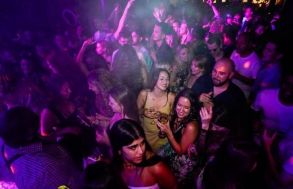 2 Nguoi Anh Chen Chuc Trong Cac Quan Bar Sau Quyet Dinh Tha Cua