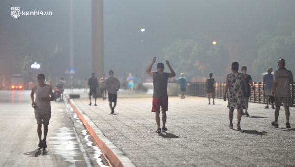 10 Ha Noi Nguoi Dan Ne Chot Nua Dem Den Ho Guom Tap The Duc Du Cong An Canh Gac Xuyen Dem