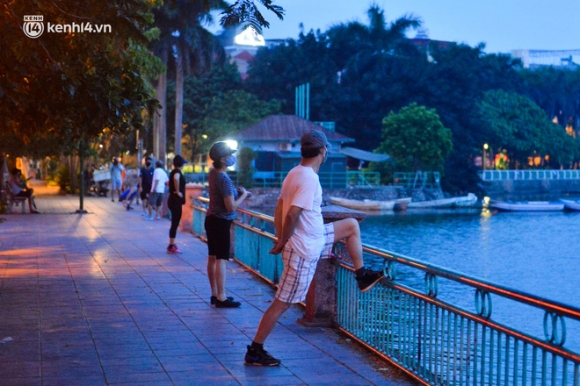 11 Ha Noi Nguoi Dan Ne Chot Nua Dem Den Ho Guom Tap The Duc Du Cong An Canh Gac Xuyen Dem