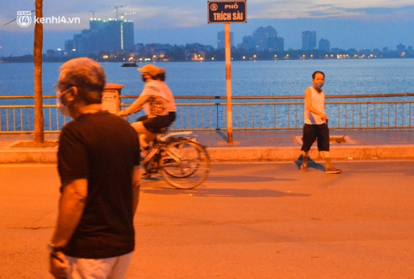 12 Ha Noi Nguoi Dan Ne Chot Nua Dem Den Ho Guom Tap The Duc Du Cong An Canh Gac Xuyen Dem