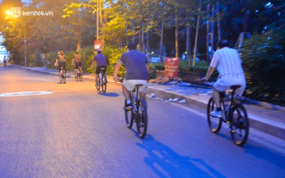 13 Ha Noi Nguoi Dan Ne Chot Nua Dem Den Ho Guom Tap The Duc Du Cong An Canh Gac Xuyen Dem