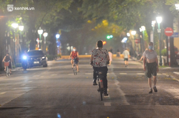 1 Ha Noi Nguoi Dan Ne Chot Nua Dem Den Ho Guom Tap The Duc Du Cong An Canh Gac Xuyen Dem