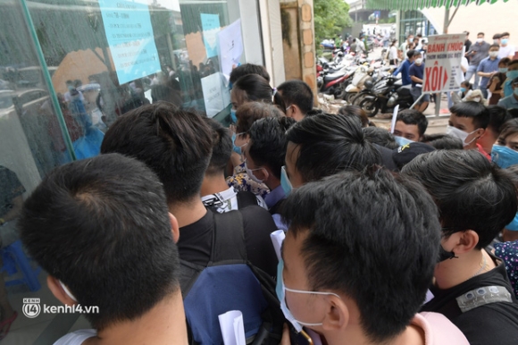 2 Ha Noi Bien Nguoi Chen Lan Nghet Tho Cho Xet Nghiem Test Nhanh Covid 19