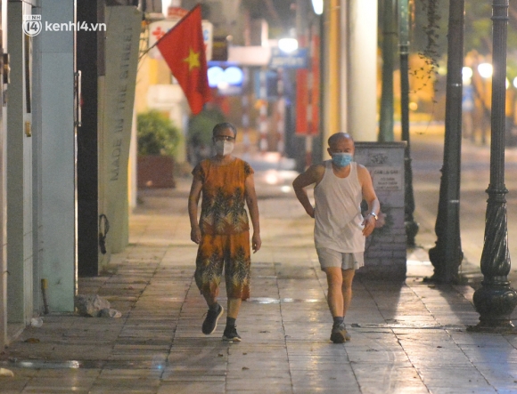 2 Ha Noi Nguoi Dan Ne Chot Nua Dem Den Ho Guom Tap The Duc Du Cong An Canh Gac Xuyen Dem