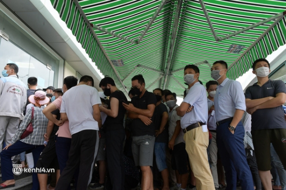 3 Ha Noi Bien Nguoi Chen Lan Nghet Tho Cho Xet Nghiem Test Nhanh Covid 19