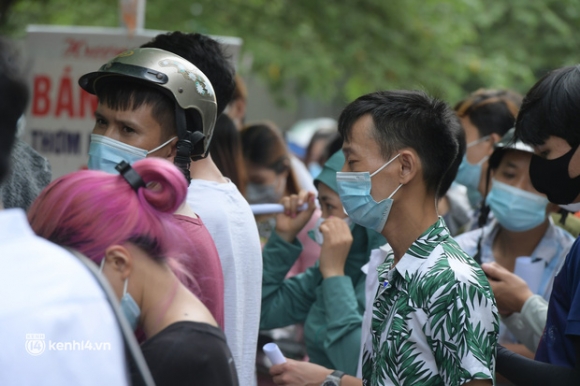 4 Ha Noi Bien Nguoi Chen Lan Nghet Tho Cho Xet Nghiem Test Nhanh Covid 19