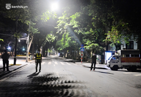 4 Ha Noi Nguoi Dan Ne Chot Nua Dem Den Ho Guom Tap The Duc Du Cong An Canh Gac Xuyen Dem
