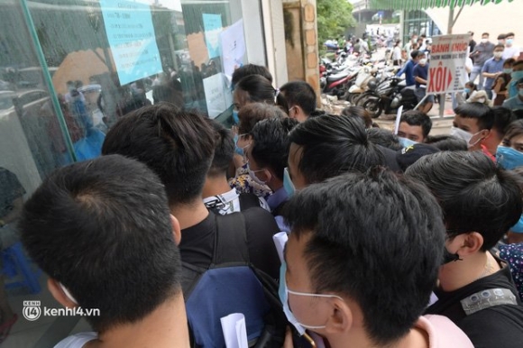 5 Ha Noi Bien Nguoi Chen Lan Nghet Tho Cho Xet Nghiem Test Nhanh Covid 19