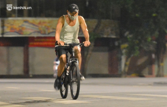 7 Ha Noi Nguoi Dan Ne Chot Nua Dem Den Ho Guom Tap The Duc Du Cong An Canh Gac Xuyen Dem