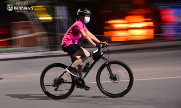 8 Ha Noi Nguoi Dan Ne Chot Nua Dem Den Ho Guom Tap The Duc Du Cong An Canh Gac Xuyen Dem