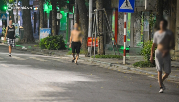 9 Ha Noi Nguoi Dan Ne Chot Nua Dem Den Ho Guom Tap The Duc Du Cong An Canh Gac Xuyen Dem