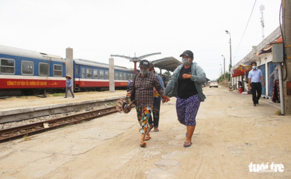 1 4 Me Con Nguoi Nghe An Dap Xe Tranh Dich Doan Tu O Que Nha