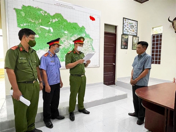 1 Bat Tram Truong Kiem Lam Nhan Tien Hoi Lo De Lam Tac Vao Pha Rung