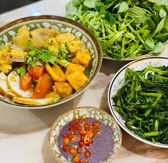 1 Co Giao O Nha Nau Bun Rieu Thit Heo Lam Banh Cuon Lam Tu Banh Trang Kho