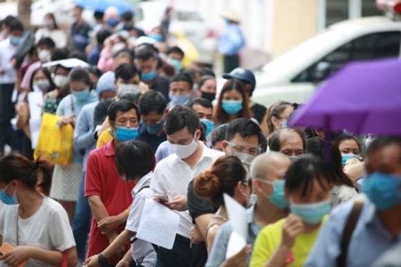 1 Nguoi Dan Chen Chan Cho Tiem Vaccine O Ha Noi