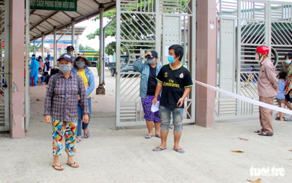 2 4 Me Con Nguoi Nghe An Dap Xe Tranh Dich Doan Tu O Que Nha