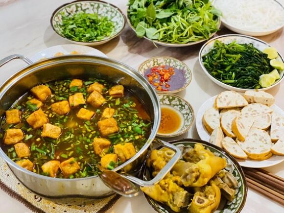 2 Co Giao O Nha Nau Bun Rieu Thit Heo Lam Banh Cuon Lam Tu Banh Trang Kho