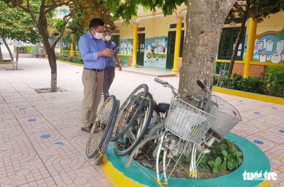 3 4 Me Con Nguoi Nghe An Dap Xe Tranh Dich Doan Tu O Que Nha