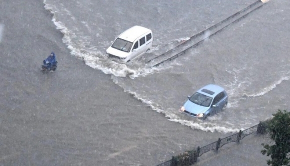 11 Hang Tram Oto Bi Nuoc Cuon Troi Nhu La Trong Tran Lu Lich Su Tai Trung Quoc