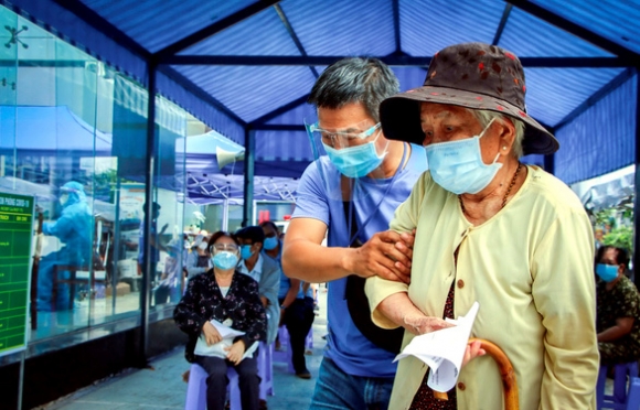 3 Tphcm Tiem Vac Xin Dot 5 Uu Tien Nguoi Cao Tuoi Nguoi Ngheo