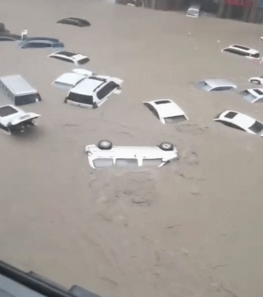 7 Hang Tram Oto Bi Nuoc Cuon Troi Nhu La Trong Tran Lu Lich Su Tai Trung Quoc