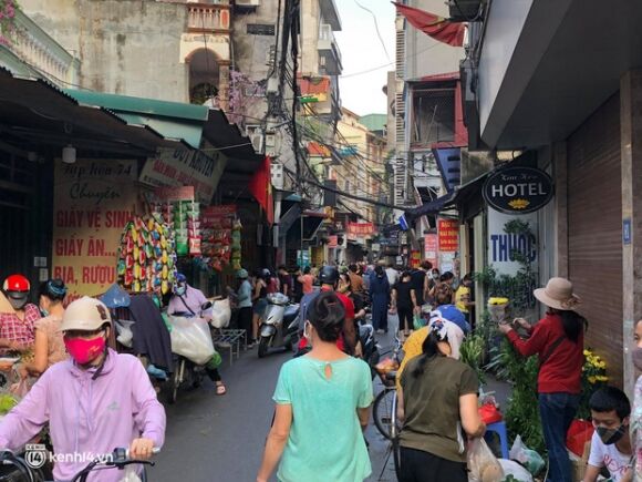 12 Anh Tu Sang Som Cac Khu Cho O Ha Noi Da Dong Nghet Nguoi Mua Hang