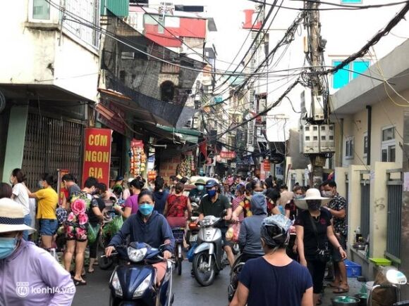 13 Anh Tu Sang Som Cac Khu Cho O Ha Noi Da Dong Nghet Nguoi Mua Hang