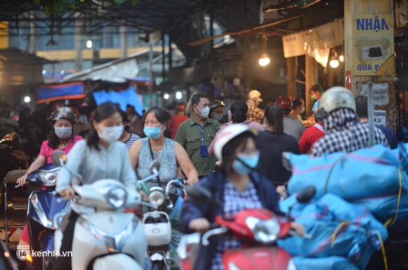 1 Anh Tu Sang Som Cac Khu Cho O Ha Noi Da Dong Nghet Nguoi Mua Hang