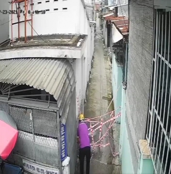 1 Su That Clip Nguoi Dan Ong Len Lut Thao Day Chan Trong Khu Phong Toa