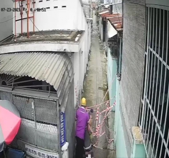 2 Su That Clip Nguoi Dan Ong Len Lut Thao Day Chan Trong Khu Phong Toa