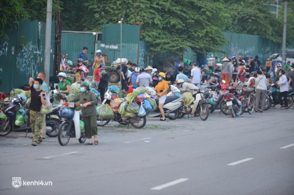4 Anh Tu Sang Som Cac Khu Cho O Ha Noi Da Dong Nghet Nguoi Mua Hang