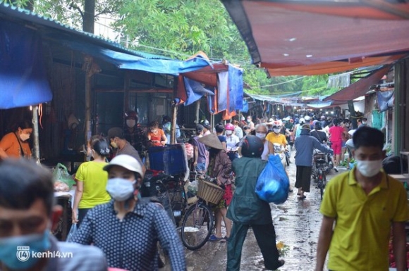6 Anh Tu Sang Som Cac Khu Cho O Ha Noi Da Dong Nghet Nguoi Mua Hang