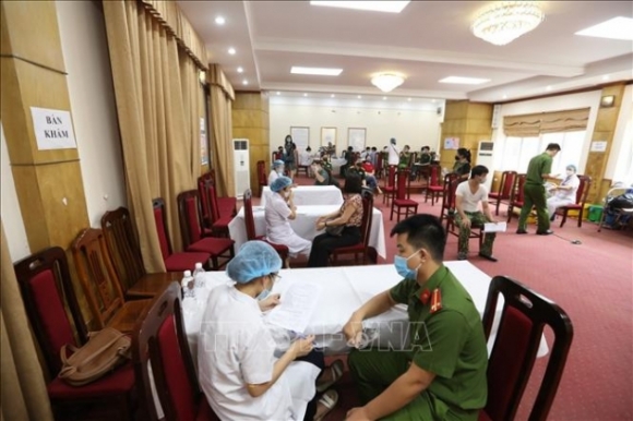 1 Ha Noi Trien Khai Tiem Vaccine Tai Cac Trung Tam Y Te Quan Huyen Thi Xa